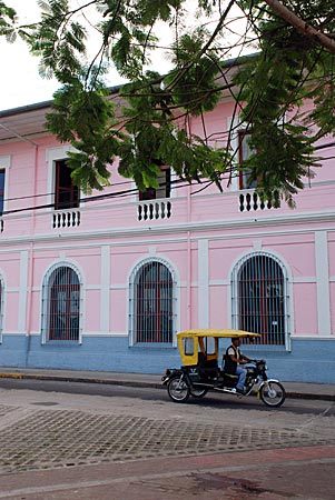 Peru - Iquitos - Motokar vor restaurierter Fassade