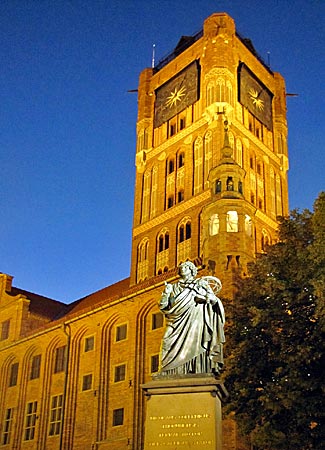 Polen - Torun - Denkmal des Nikolaus Kopernikus vor dem Rathaus zur blauen Stunde