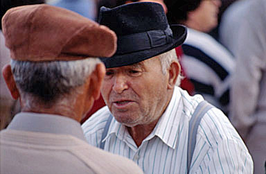 Portugal Algarve alte Männer im Gespräch