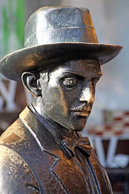 Portugal - Lissabon - Pessoa-Statue
