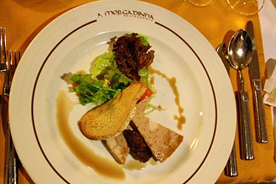 Madeira - Quintinha São João, Restaurant “A Morgadinha”, Vorspeise: Kaninchen-Terrine, Feigen-Chutney, madeirensisches Krokantbrot, Madeirawein
