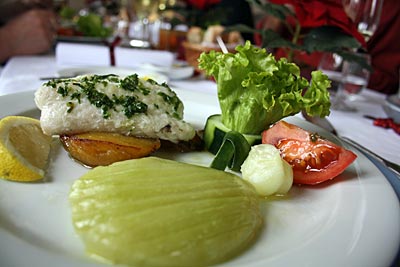 Madeira - Quinta Serra Golfe - Hauptgang: Schwertfischfilet mit Kräutern, Süßkartoffeln und Gemüse (Fenchel, Tomate, Gurke, Endiviensalat)