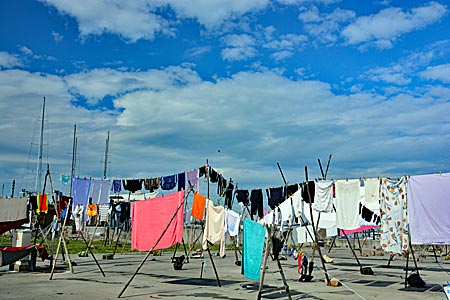 Portugal - Wäsche flattert im Wind, Fischerviertel außerhalb Portos