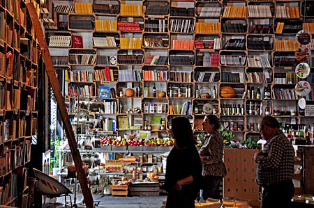 Livraria do Mercado Biológico, ein Antiquariat plus biomarkt unter einem Dach. Eine von vielen Buchhandlungen in der Vila Literária, Óbidos, Portugal