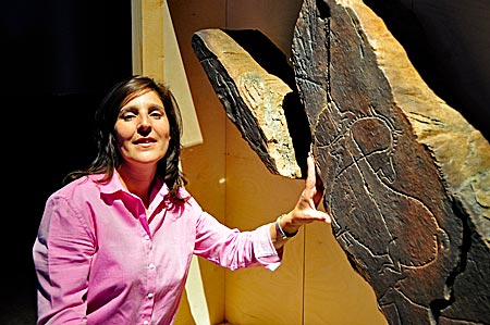 Dalila Correira, Archäologin im Museu do Côa, erklärt die paläolithische Gravurenkunst. Unesco Welterbe, Vila Nova de Foz Côa, Portugal