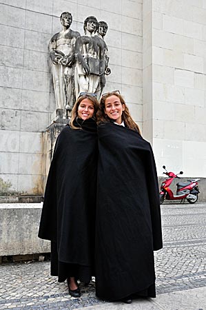 Studentinnen in ihrer Tracht und der typischen Haltung vor der Neuen Bibliothek, Universität Coimbra, Portugal