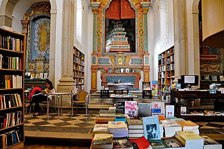 Buchhandlung in der entweihten Igreja Santiago, 1186 erbaut, nach dem Erdbeben von 1755 wiederaufgebaut. Höhepunkt der Vila Literária, Óbidos, Portugal