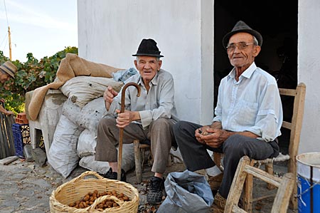 Portugal - Bewohner beim Schälen von Mandeln, Furnazinhas, Algarve