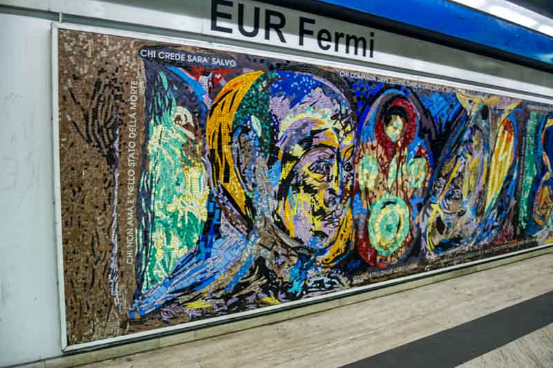Wandmosaik in der U-Bahn-Station EUR Fermi