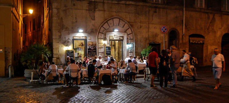 Rom: Restaurant am Abend