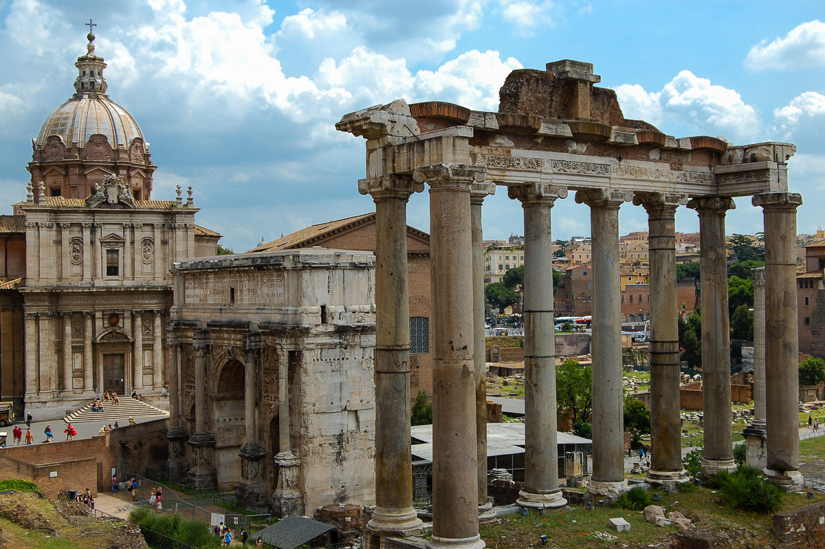 Forum Romanum mit Saturn-Tempel, Septimius-Severus-Bogen<br>
und der Kirche Santi Luca e Martina