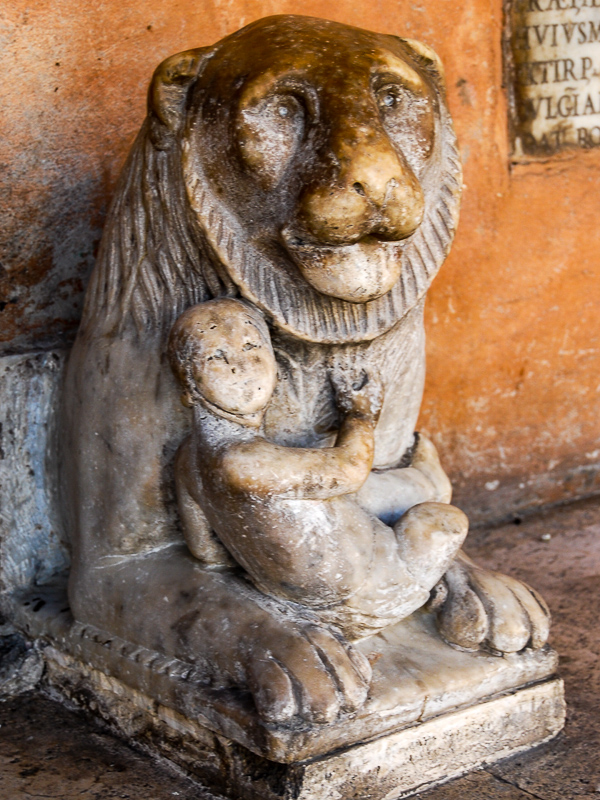 Rom, Löwe am Portal von San Lorenzo in Lucina