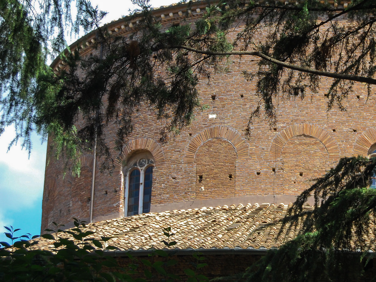 Rom: Die Rotunde. Deutlich zu erkennen sind die im 12. Jahrhundert zugemauerten Fenster