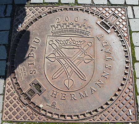 Rümänien - das Wappen von Hermannstadt/Sibiu, hier eingelassen in einen Kanaldeckel