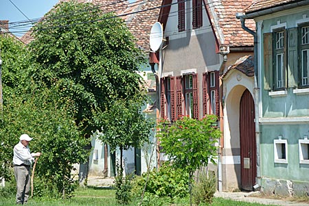 Rumänien - Typisches Straßendorf mit pastellfarbenen, bunten Häusern am Wegesrand - „Ich heiße Brenner mit zwei N“