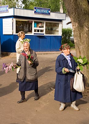 Russland - Kostroma - Rentnerinnen bieten Blumen an