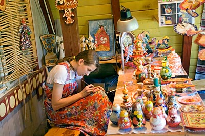 Russland - Kunsthandwerkerin in Verkhnie Mandrogi