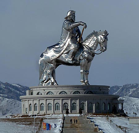 Transsibirische Eisenbahn - Mongolei - Das weltweit größte Reiterstandbild hat man hier Dschingis Khan gewidmet