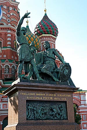 Russland - Moskau - Denkmal von Minin und Poscharski vor der Basiliuskathedrale