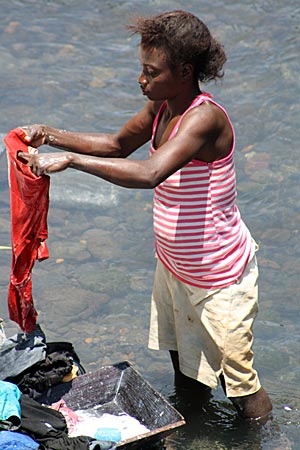 São Tomé - Frau wäscht Wäsche am Fluss