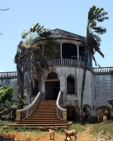 Ehemaliges Krankenhaus in portugiesischer Kolonialbauweise auf São Tomé