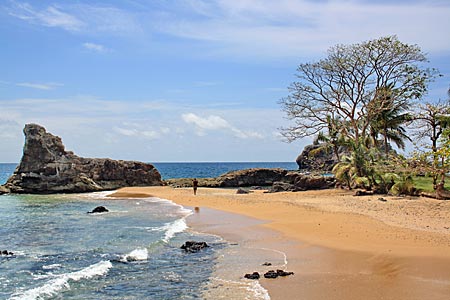 Bom Bom Island Resort auf Príncipe: Den Palmen bewachsenen Strand entlang zieht sich nur eine Fußspur: die eigene