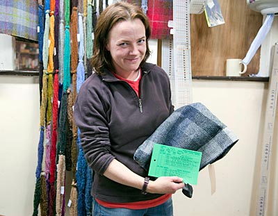 Schottland - Hebriden - Kelly Jenkins, die die Produkte der Harris Tweed Mill vermarktet