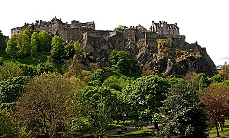 Schottland - Edinburgh - Das Schloss thront standesgemäß hoch über der Stadt