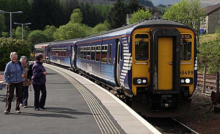 Schottland - Highlands - Die Bahnen von ScotRail erinnern optisch zwar eher an S-Bahnen, doch sie verbinden zahlreiche Landesteile mit Edinburgh und Glasgow. Und das mit teils ICE-naher Geschwindigkeit