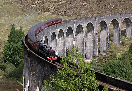 Schottland - Highlands - Nicht nur für Eisenbahnfans eines der schottischen Highlights: Historischer Dampfzug auf dem Eisenbahnviadukt von Glenfinnan. Auch bekannt aus den Harry Potter-Filmen