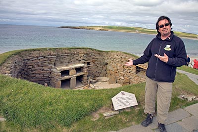Schottland - Archäologe zeigt Touristen die Ausgrabung des steinzeitlichen Dorfes Scara Brae (ca. 3100 v. Chr.), Teil des Weltkulturerbes "Neolithic Heart of Orkney"  an der Westküste der Insel Mainland der Orkney-Inseln