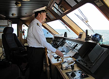 Schottland - Kapitän Anthony Reading auf der Brücke