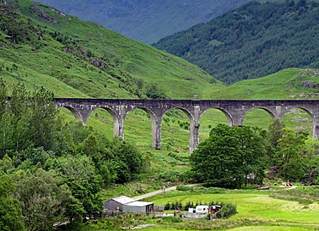 Schottland - Glenfinnan Viadukt bei Fort William über das der Harry Potter Zug fuhr