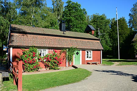 Südschweden - in Korrö, bunte Streifen am Mitsommernachtsbaum