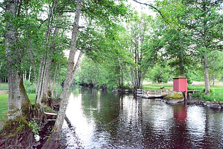Südschweden - in Korrö, bunte Streifen am Mitsommernachtsbaum