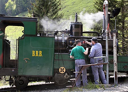 Schweiz - Berner Oberland - Nrienz Rothorn Bahn - Ausbilder und Lokführer Kurt Amacher zeigt, wo geölt werden muss