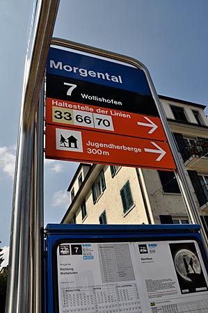 Wegweiser zur Jugendherberge Zürich, Haltstelle "Morgental", Straßenbahn Nr. 7