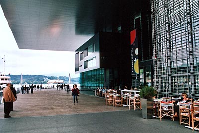 Schweiz - vAlles unter einem (hervorragenden) Dach: Jean Nouvels Kunst- und Kulturzentrum in Luzern am Vierwaldstätter See bietet einem Museum und einem Konzertsaal, Bars und Restaurants Platz