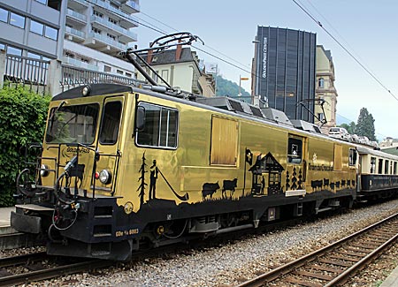 Schweiz - „Train du Chocolat“ – gezogen von einer goldenen Elektro-Lok in Montreux