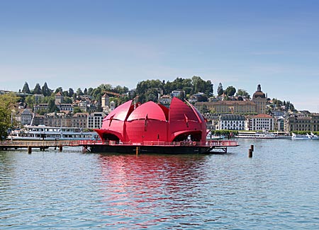 Schweiz - Vierwaldstättersee - Event-Plattform in Form einer dunkelrosa Seerose