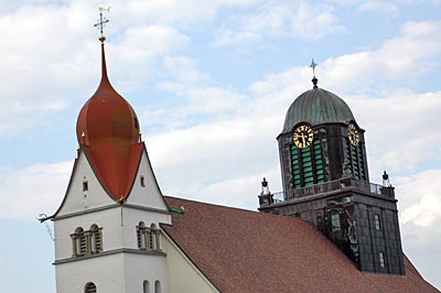 Schweiz - Zentralschweiz - Kontrastprogramm in Willisau: Die Türme der Peter-und-Paul-Kirche