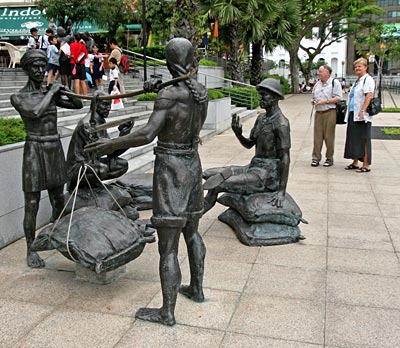 Singapur - Viele Bronzegruppen zieren die Innenstadt und stellen Szenen des Alltagslebens aus vergangenen Zeiten dar