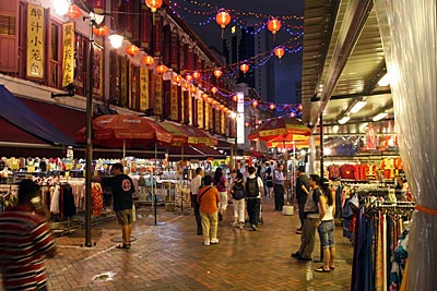 Singapur - Chinatown ist bei Touristen und Einheimischen gleichermaßen beliebt, besonders dann, wenn die heiße Sonne verschwunden ist