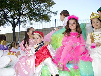 Spanien Andalusien feiernde Kinderschar