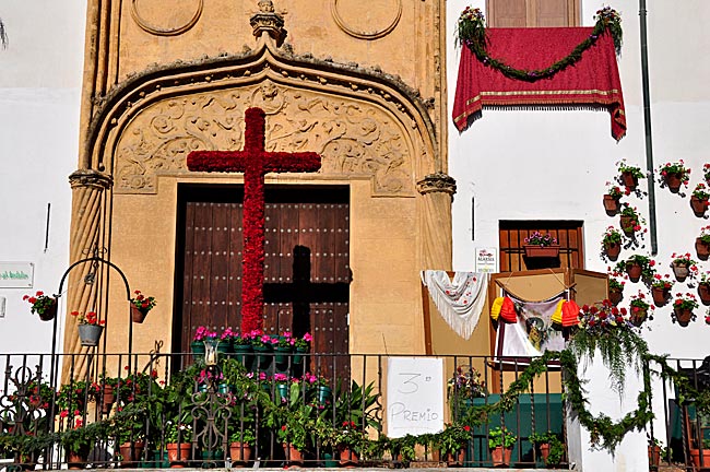 Prämiertes Maikreuz an der Plaza de la Paz. Fiesta Cruzes de Córdoba im Mai, Andalusien, Spanien