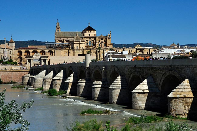 Altstadt von Córdoba mit Mezquita am Río Guadalquivir, Andalusien, Spanien