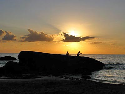 Balearen - Ibiza - Fischen im Sonnenuntergang in Cala Tarida