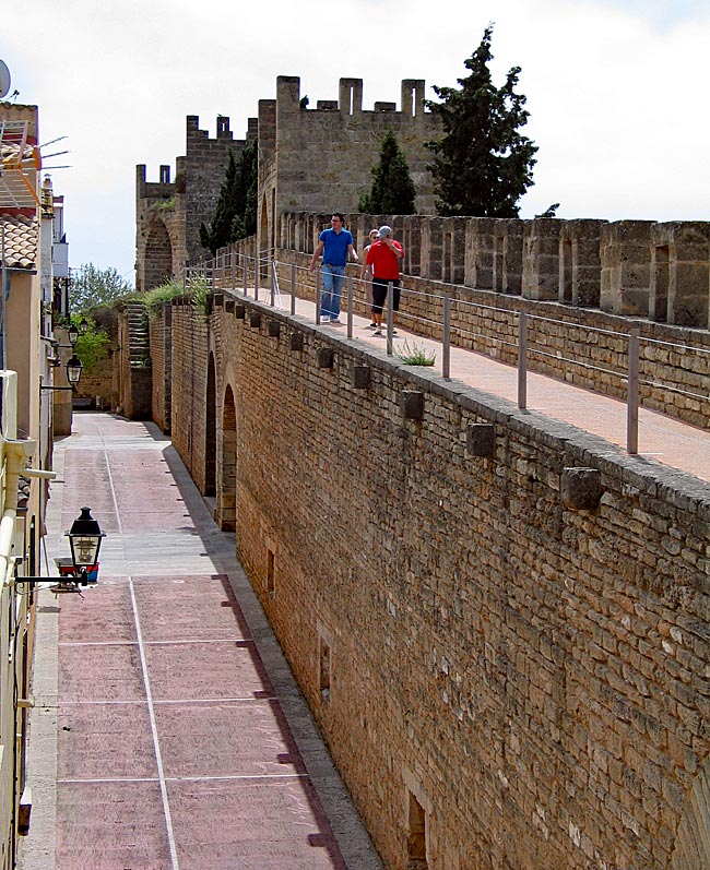 Mallorca - auf der Mauer von Alcudia