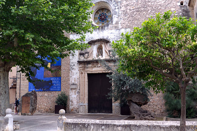 Mallorca - Kirche und Museum in Pollenca