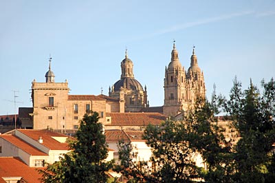 Spanien - Alte und Neue Kathedrale über den Dächern von Salamanca